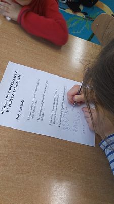 Grafika #1: Mali czytelnicy w przedszkolu