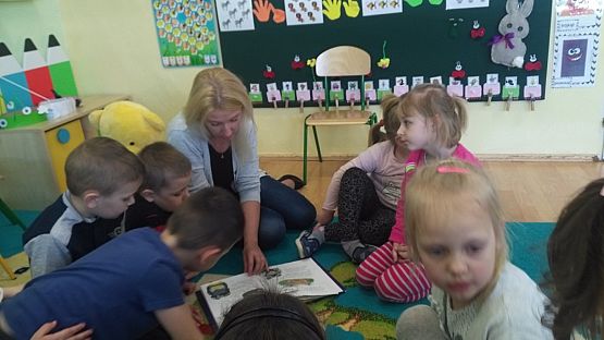 Grafika #6: Mali czytelnicy w przedszkolu