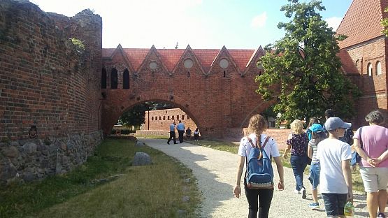 Grafika #7: Nagrodowa wycieczka do Torunia dla uczniów osiągających bardzo dobre wyniki w nauce i zachowaniu.