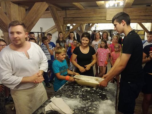 Grafika #24: Nagrodowa wycieczka do Torunia dla uczniów osiągających bardzo dobre wyniki w nauce i zachowaniu.