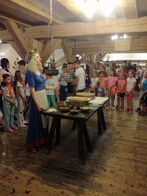 Grafika #25: Nagrodowa wycieczka do Torunia dla uczniów osiągających bardzo dobre wyniki w nauce i zachowaniu.