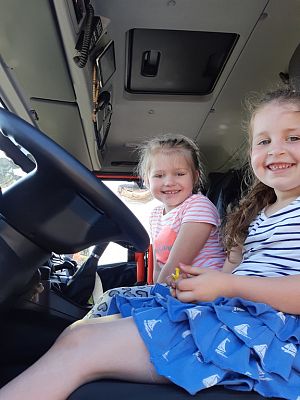 Grafika #41: "Pszczółki" i "Smerfy" obchodzą Międzynarodowy Dzień Dziecka