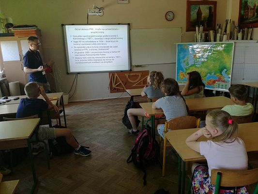 Grafika #2: Lekcje historii z okazji 100-lecia Niepodległości Polski z Panem Bartoszem Januszewskim i Danielem Sieczkowskim