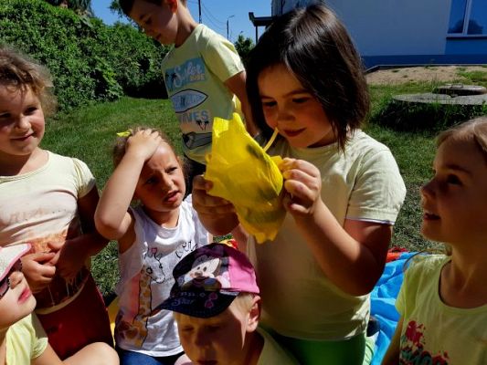 Grafika #15: Dzień żółty u "Pszczółek"