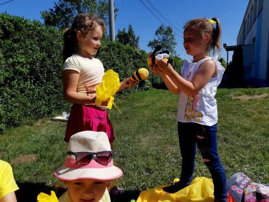 Grafika #17: Dzień żółty u "Pszczółek"