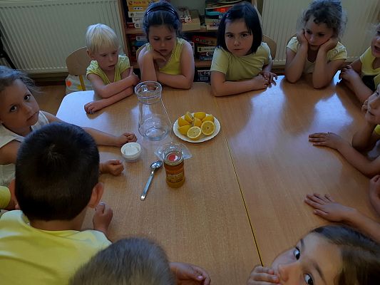 Grafika #3: Dzień żółty u "Pszczółek"