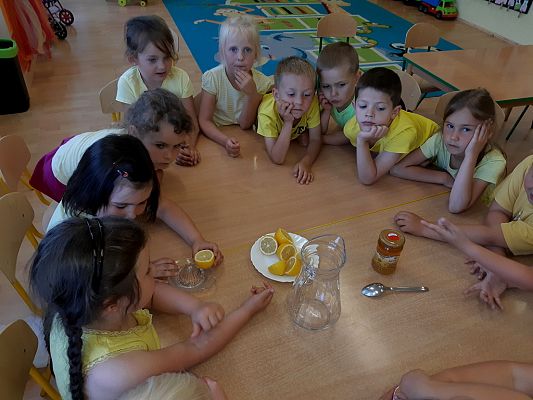 Grafika #4: Dzień żółty u "Pszczółek"