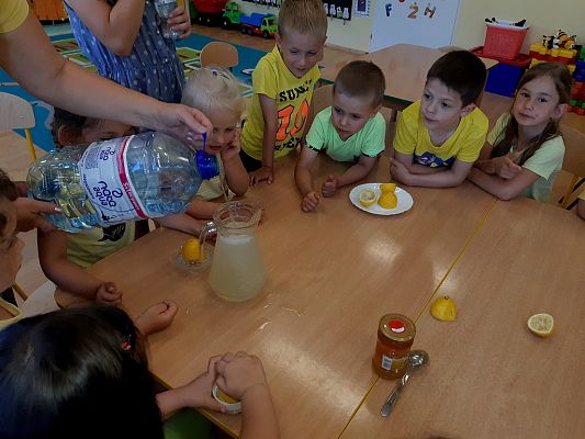 Grafika #5: Dzień żółty u "Pszczółek"