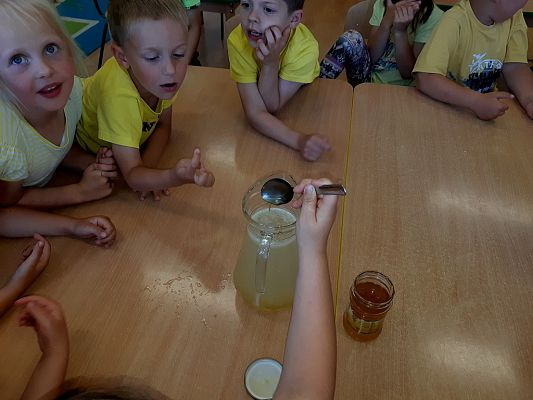 Grafika #7: Dzień żółty u "Pszczółek"