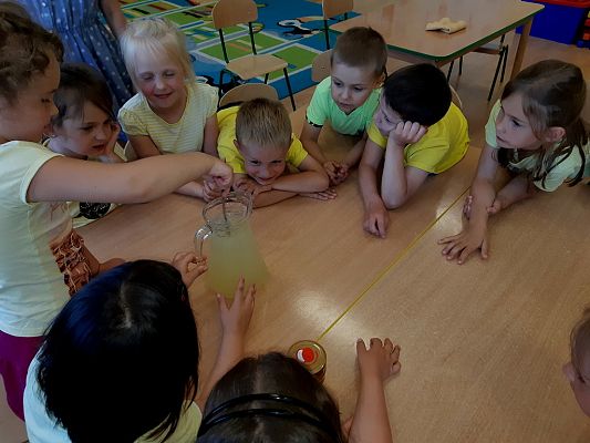 Grafika #8: Dzień żółty u "Pszczółek"