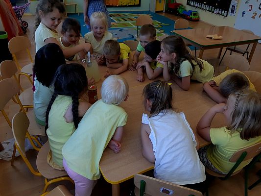 Grafika #9: Dzień żółty u "Pszczółek"