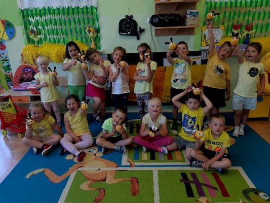 Grafika #0: Dzień żółty u "Pszczółek"