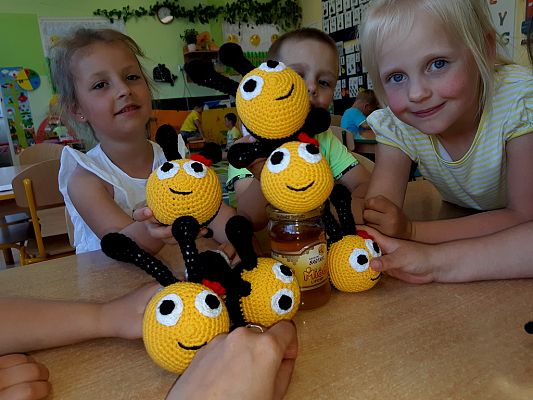 Grafika #13: Dzień żółty u "Pszczółek"