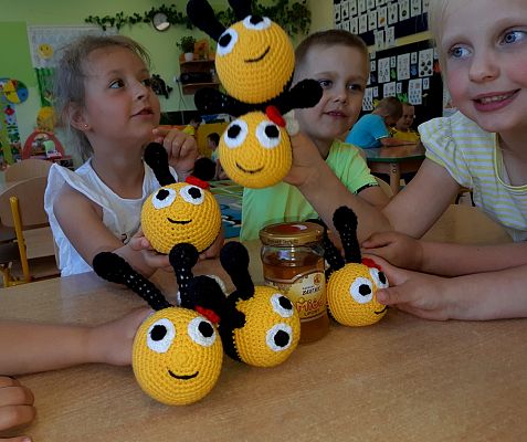 Grafika #14: Dzień żółty u "Pszczółek"