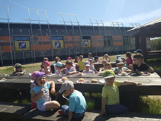 Grafika #20: Przedszkolaki w zoo egzotycznym