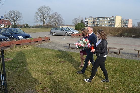 Grafika #2: Uczczenie pamięci ofiar katastrofy smoleńskiej