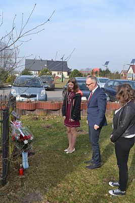 Grafika #4: Uczczenie pamięci ofiar katastrofy smoleńskiej