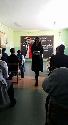 Grafika #1: Uroczystości wręczenia nagród laureatkom konkursu recytatorskiego o tematyce historycznej