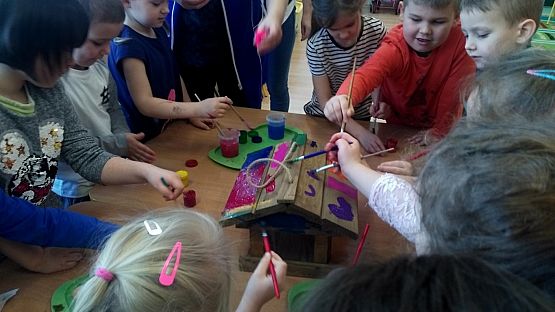 Grafika #1: Karmnik - ptasi bar