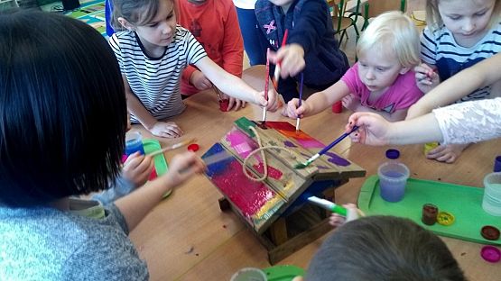 Grafika #2: Karmnik - ptasi bar