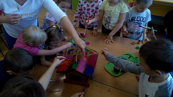 Grafika #4: Karmnik - ptasi bar