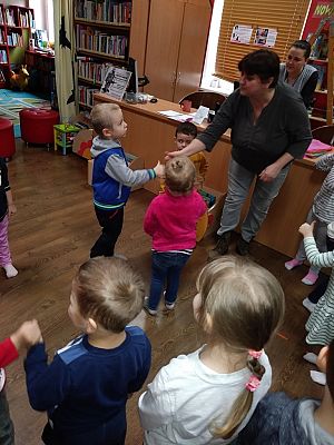 Grafika #0: WYCIECZKA SMERFÓW DO BIBLIOTEKI MIEJSKIEJ W LĘBORKU