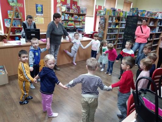 Grafika #3: WYCIECZKA SMERFÓW DO BIBLIOTEKI MIEJSKIEJ W LĘBORKU