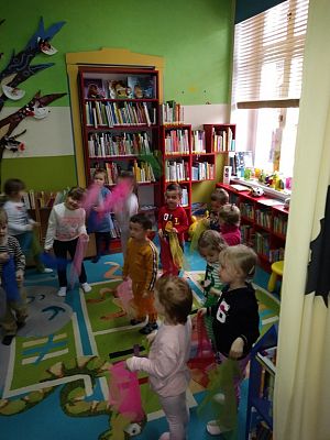 Grafika #6: WYCIECZKA SMERFÓW DO BIBLIOTEKI MIEJSKIEJ W LĘBORKU