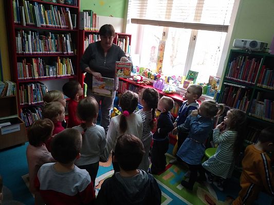 Grafika #10: WYCIECZKA SMERFÓW DO BIBLIOTEKI MIEJSKIEJ W LĘBORKU