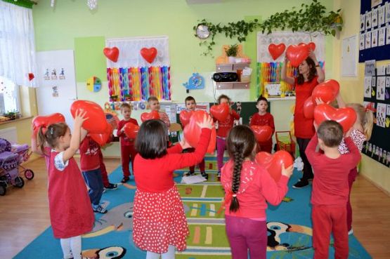 Grafika #1: DZIEŃ CZERWONY W PRZEDSZKOLU