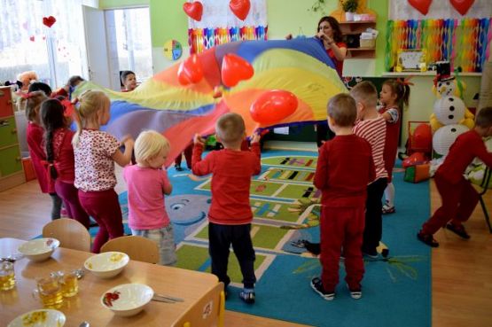 Grafika #2: DZIEŃ CZERWONY W PRZEDSZKOLU