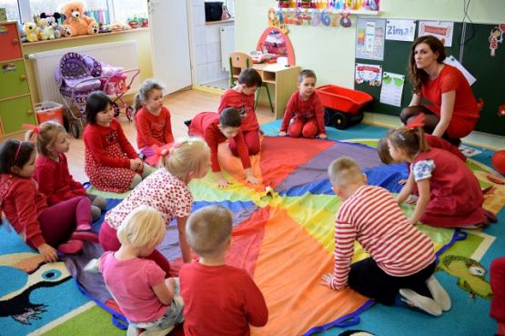 Grafika #3: DZIEŃ CZERWONY W PRZEDSZKOLU