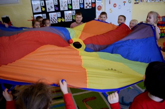 Grafika #12: DZIEŃ CZERWONY W PRZEDSZKOLU