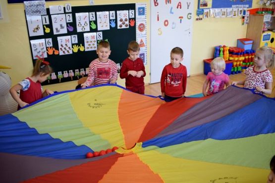 Grafika #4: DZIEŃ CZERWONY W PRZEDSZKOLU