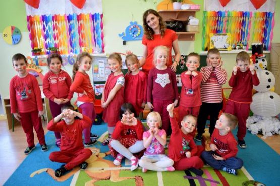 Grafika #5: DZIEŃ CZERWONY W PRZEDSZKOLU