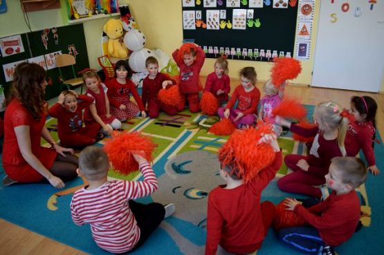 Grafika #6: DZIEŃ CZERWONY W PRZEDSZKOLU