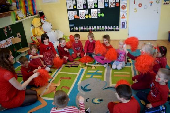 Grafika #7: DZIEŃ CZERWONY W PRZEDSZKOLU