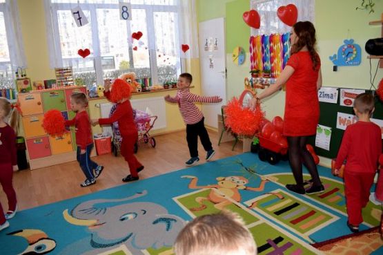 Grafika #9: DZIEŃ CZERWONY W PRZEDSZKOLU