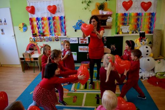 Grafika #10: DZIEŃ CZERWONY W PRZEDSZKOLU