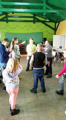 Grafika #1: Wolontariusze w świetlicy wiejskiej w Łebieniu