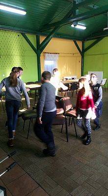 Grafika #2: Wolontariusze w świetlicy wiejskiej w Łebieniu