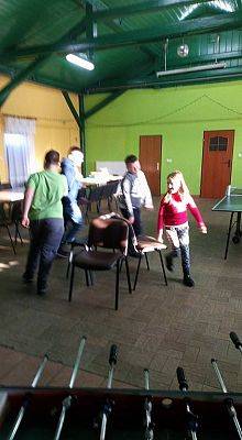 Grafika #3: Wolontariusze w świetlicy wiejskiej w Łebieniu