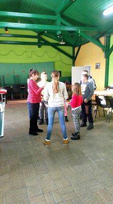 Grafika #6: Wolontariusze w świetlicy wiejskiej w Łebieniu