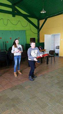 Grafika #7: Wolontariusze w świetlicy wiejskiej w Łebieniu