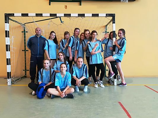 Grafika #0: Dziewczęta z Gimnazjum w Łebieniu wygrywają gminne zawody w piłce ręcznej!!!