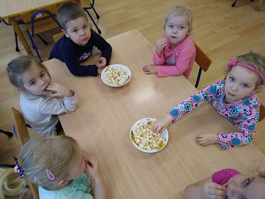 Grafika #1: Dzień Popcornu.