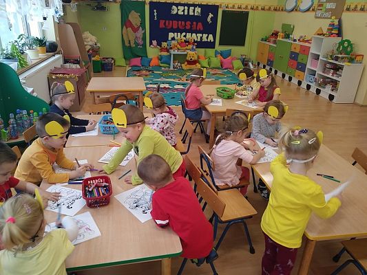 Grafika #2: Dzień bez przyjaciela to jak dzbanek, w którym nie została nawet kropelka miodu.