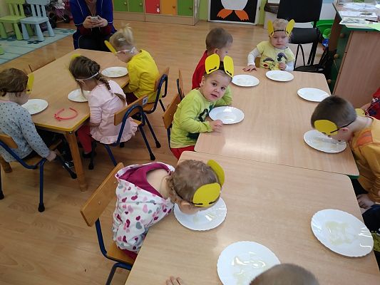 Grafika #9: Dzień bez przyjaciela to jak dzbanek, w którym nie została nawet kropelka miodu.