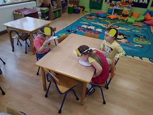 Grafika #10: Dzień bez przyjaciela to jak dzbanek, w którym nie została nawet kropelka miodu.