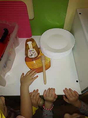 Grafika #8: Dzień bez przyjaciela to jak dzbanek, w którym nie została nawet kropelka miodu.